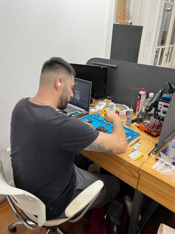 Técnico trabajando en reparación