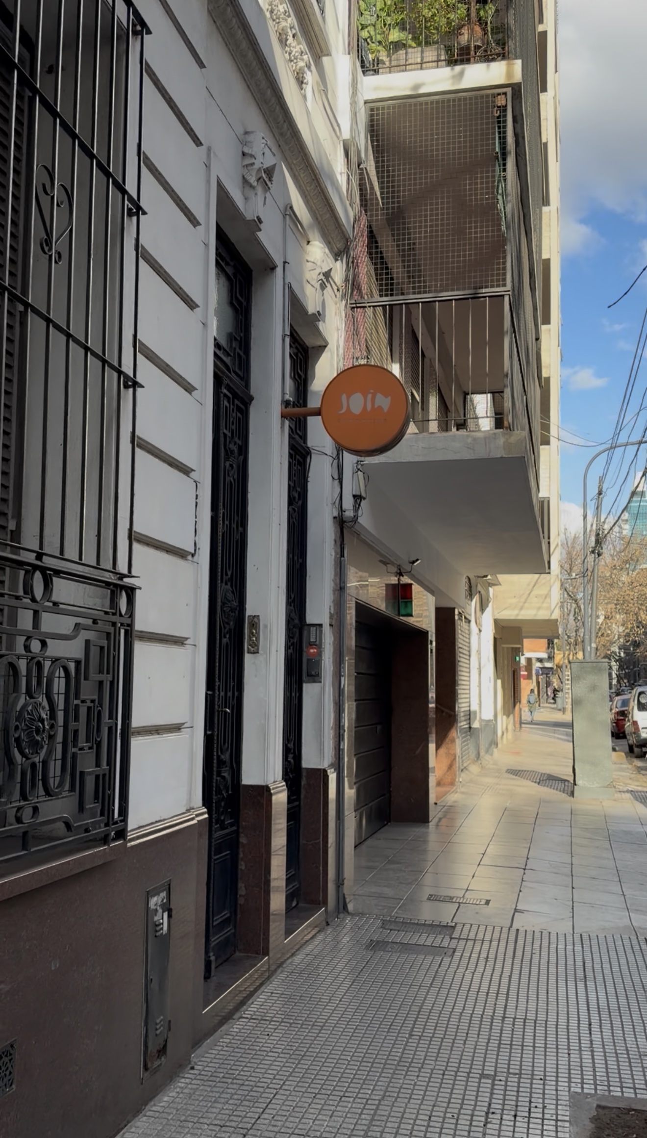 Vista de la vereda y el acceso desde la calle Cuba