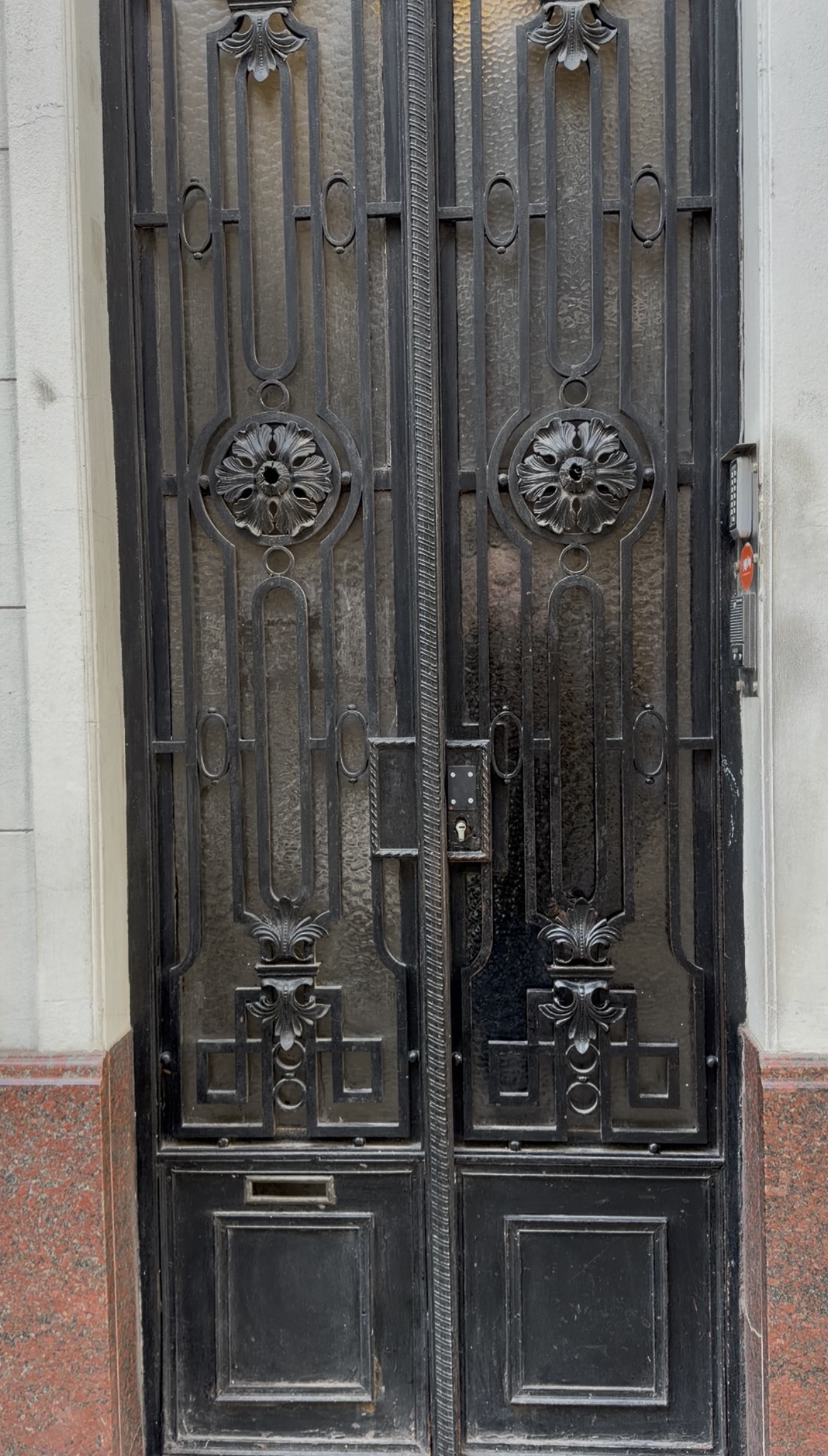 Puerta de acceso de Cuba 2737 en Belgrano